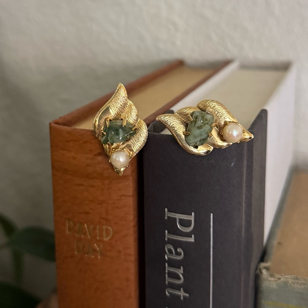 Vintage Jade and faux pearl cuff‎ links